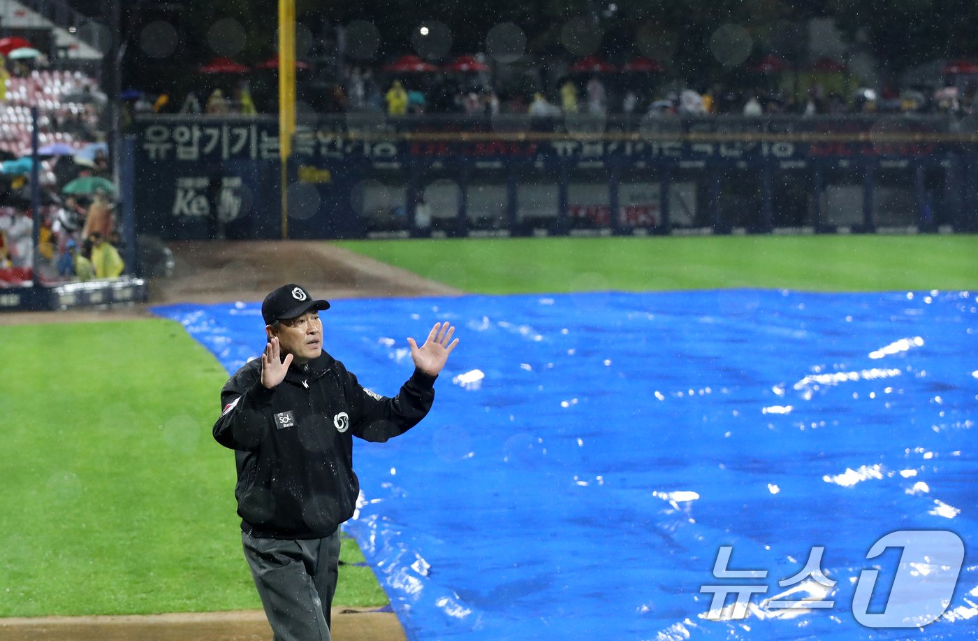 21일 오후 광주 기아챔피언스필드에서 열린 프로야구 &#39;2024 신한 SOL 뱅크 KBO 포스트시즌&#39; 한국시리즈 1차전 삼성 라이온즈와 KIA 타이거즈의 경기, 6회초 계속되는 비로 사상 첫 서스펜디드 경기가 선언되고 있다. 2024.10.21/뉴스1 ⓒ News1 오대일 기자