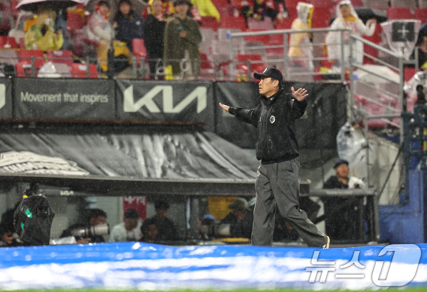 본문 이미지 - 21일 오후 광주 기아챔피언스필드에서 열린 프로야구 '2024 신한 SOL 뱅크 KBO 포스트시즌' 한국시리즈 1차전 삼성 라이온즈와 KIA 타이거즈의 경기 6회초 무사 1,2루 상황 심판이 우천으로 서스펜디드 게임이 선언하고 있다.  2024.10.21/뉴스1 ⓒ News1 김도우 기자