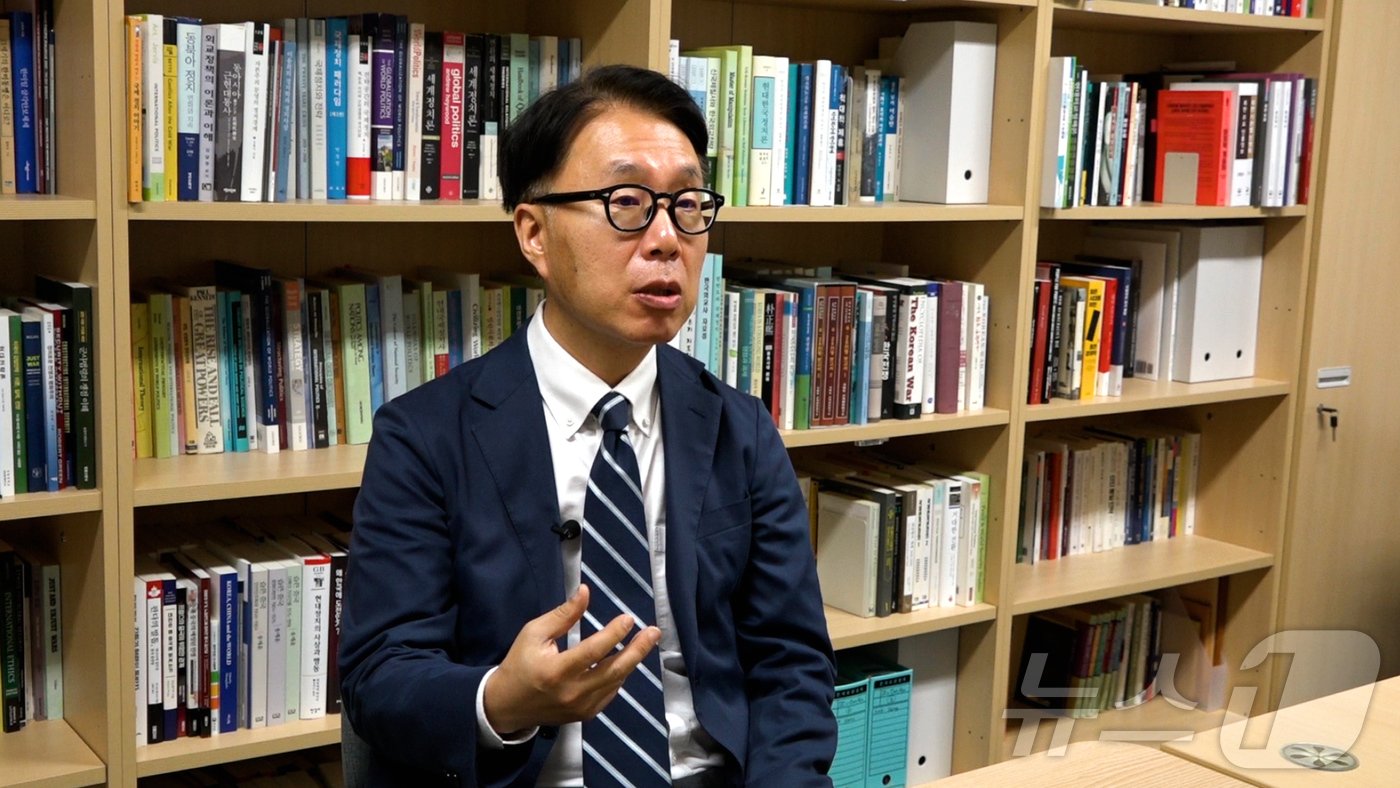 본문 이미지 - 박원곤 이화여대 북한학과 교수가 18일 자신의 연구실에서 뉴스1과 인터뷰를 하고 있다.