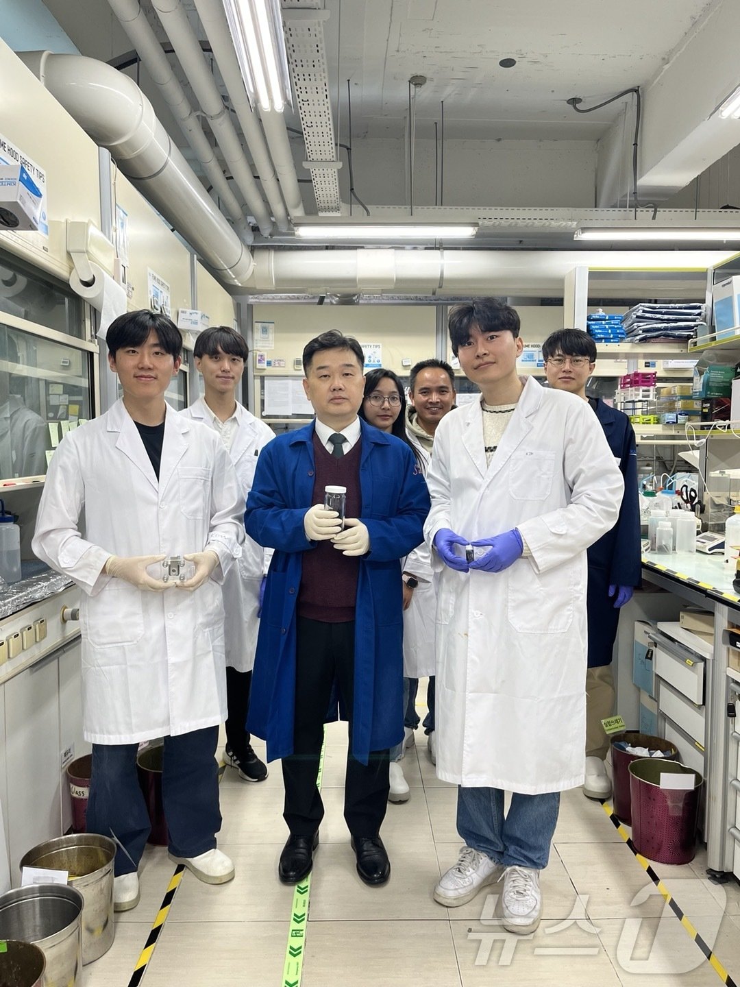 본문 이미지 - KAIST 신소재공학과 강정구 교수(가운데)팀이 기념촬영을 하고 있다.(KAIST 제공)/뉴스1