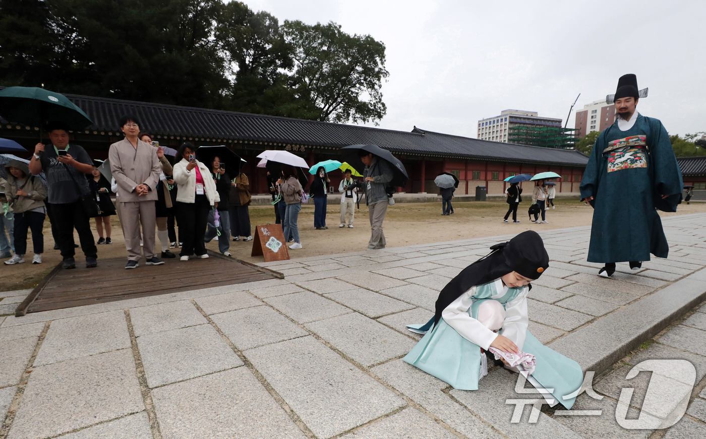 (서울=뉴스1) 박세연 기자 = 22일 서울 종로구 창덕궁에서 열린 미션투어 ‘옹주, 화순-풀빛 원삼에 쓴 연서의 비밀’에 참석한 관광객과 시민들이 상황극을 관람하고 있다.이날부터 …