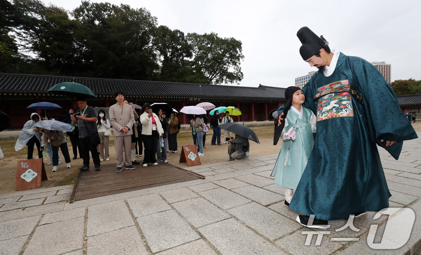 (서울=뉴스1) 박세연 기자 = 22일 서울 종로구 창덕궁에서 열린 미션투어 ‘옹주, 화순-풀빛 원삼에 쓴 연서의 비밀’에 참석한 관광객과 시민들이 상황극을 관람하고 있다.이날부터 …