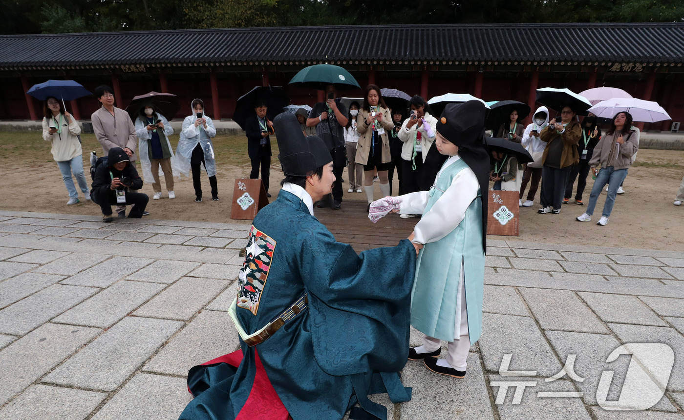 (서울=뉴스1) 박세연 기자 = 22일 서울 종로구 창덕궁에서 열린 미션투어 ‘옹주, 화순-풀빛 원삼에 쓴 연서의 비밀’에 참석한 관광객과 시민들이 상황극을 관람하고 있다.이날부터 …