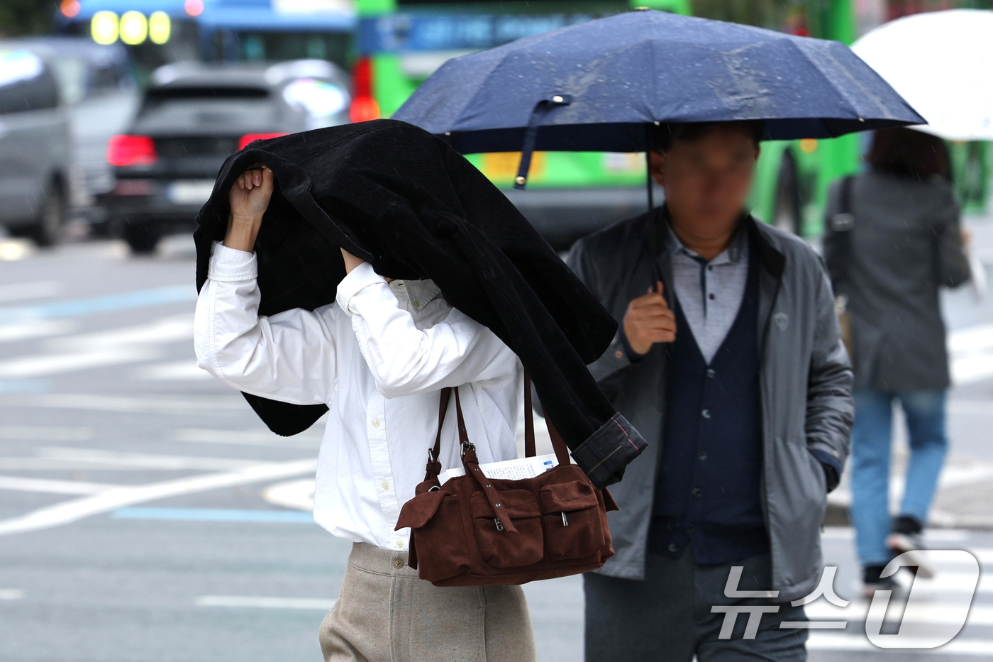 (서울=뉴스1) 신웅수 기자 = 전국적으로 가을비가 내린 22일 서울 광화문네거리에서 우산을 쓴 시민들이 출근하고 있다.기상청은 이날 종일 가을비가 내리면서 선선함이 감돌다가 오는 …