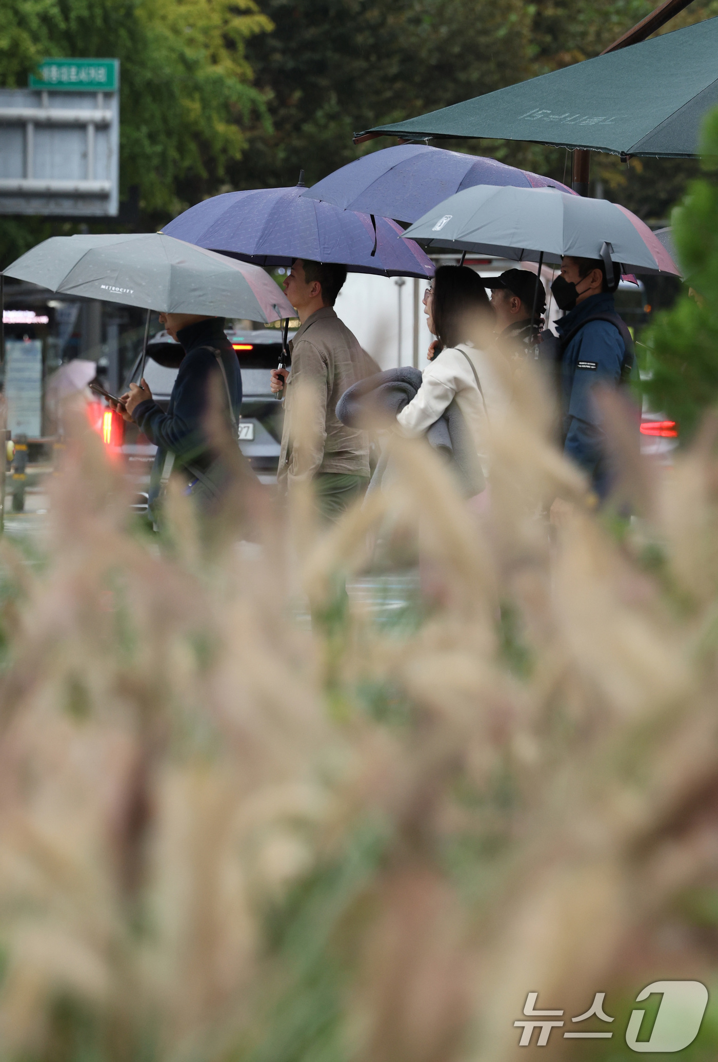 (서울=뉴스1) 신웅수 기자 = 전국적으로 가을비가 내린 22일 서울 광화문네거리에서 우산을 쓴 시민들이 출근하고 있다.기상청은 이날 종일 가을비가 내리면서 선선함이 감돌다가 오는 …