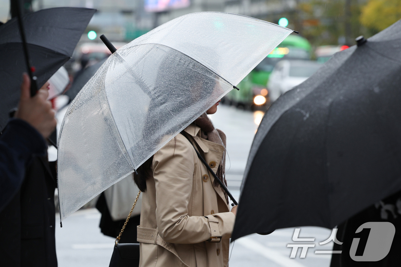 (서울=뉴스1) 신웅수 기자 = 전국적으로 가을비가 내린 22일 서울 광화문네거리에서 우산을 쓴 시민들이 출근하고 있다.기상청은 이날 종일 가을비가 내리면서 선선함이 감돌다가 오는 …