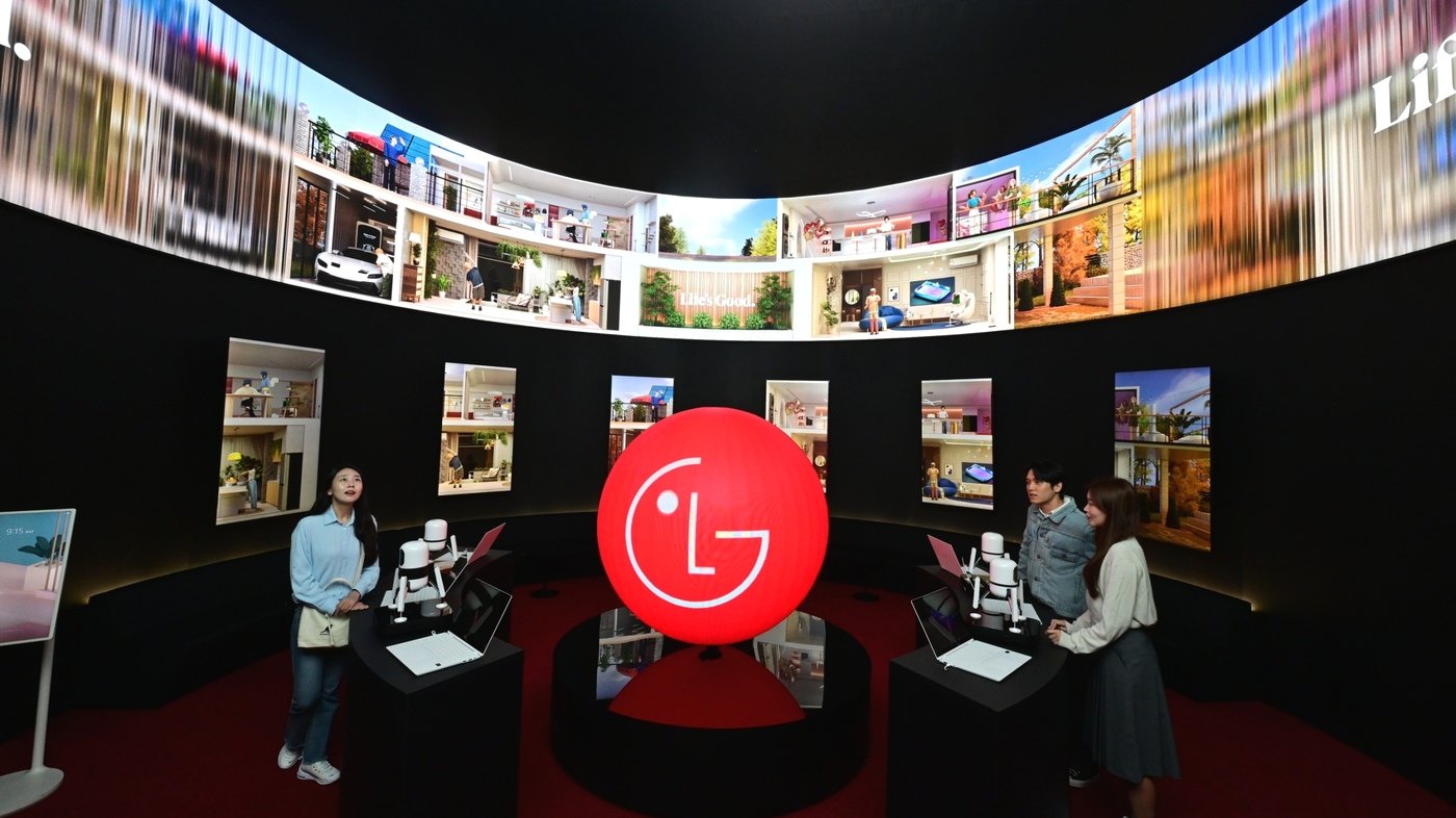 본문 이미지 - 22일부터 나흘간 서울 코엑스에서 열리는 제55회 한국전자전에서 관람객들이 생성형 AI 기반으로 고객의 삶을 업그레이드하는 'LG AI홈' 솔루션 관련 미디어아트를 감상하고 있다(LG전자 제공). ⓒ 뉴스1
