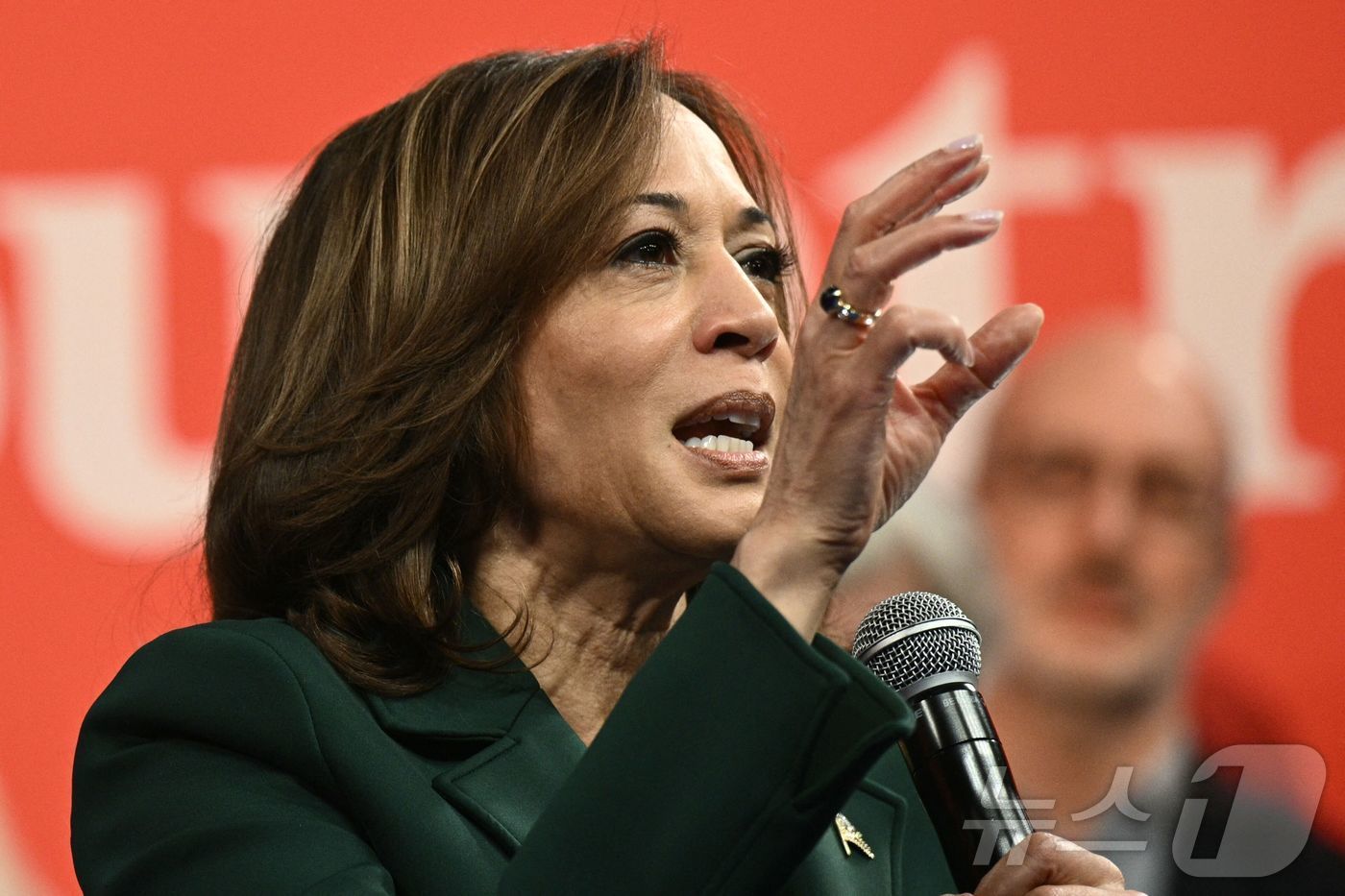 본문 이미지 - 미국 민주당 대통령 후보 카멀라 해리스 부통령이 21일 (현지시간) 경합주인 펜실베이니아주 말번에서 열린 타운 홀 행사에서 유세활동을 하고 있다. 2024.10.22 ⓒ AFP=뉴스1 ⓒ News1 우동명 기자