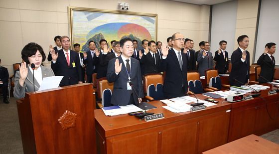 [국감]선서하는 강정애 장관과 김형석 독립기념관장