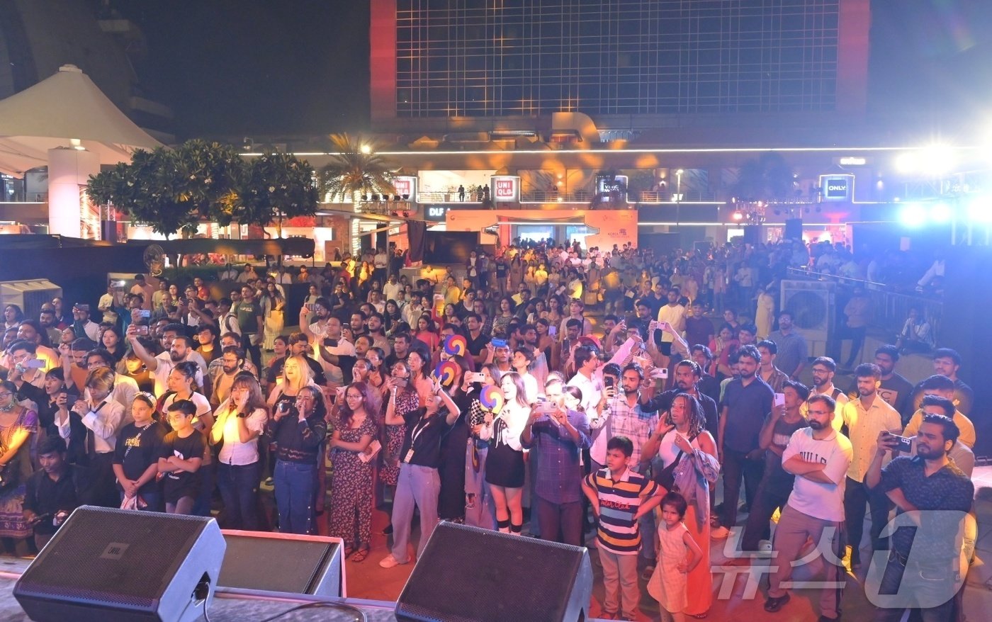 본문 이미지 - 인도 K-관광 로드쇼 원웨이크루 특별공연을 위해 모인 관람객들&#40;한국관광공사 제공&#41;