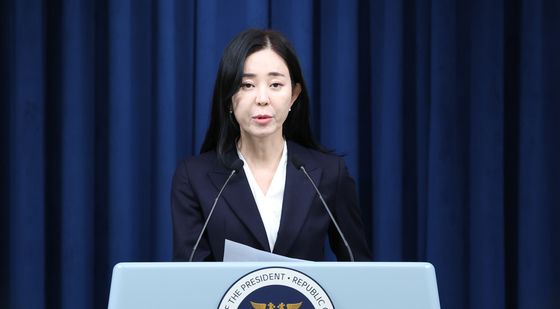 브리핑하는 정혜전 대통령실 대변인