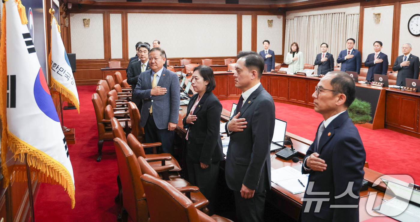 (서울=뉴스1) 허경 기자 = 이주호 사회부총리 겸 교육부 장관을 비롯한 국무위원들이 22일 서울 종로구 정부서울청사에서 세종청사와 화상으로 열린 국무회의에서 국민의례를 하고 있다 …