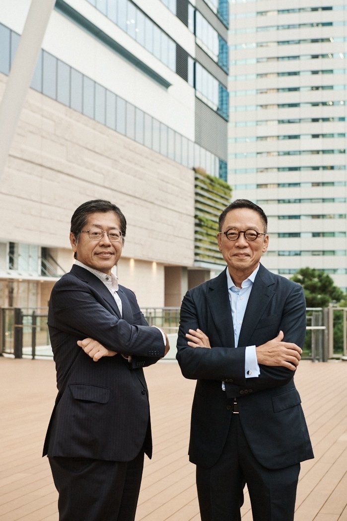 본문 이미지 - 정태영 현대카드 부회장(오른쪽)과 오니시 유키히코 SMCC 사장이 일본 도쿄 SMCC 사옥에서 조인식을 마치고 기념 사진을 촬영하고 있다.(현대카드 제공)