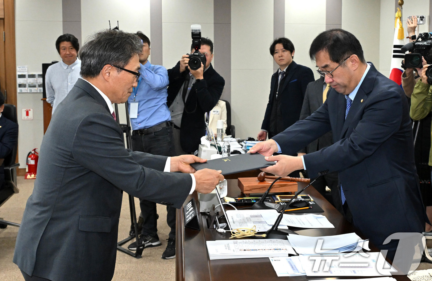 (인천공항=뉴스1) 공항사진기자단 = 이학재 인천국제공항공사 사장이 22일 오전 인천 영종도 인천국제공항공사에서 열린 국회 국토교통위원회의 인천국제공항공사, 한국공항공사, 항공안전 …