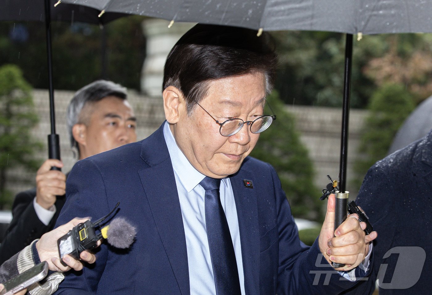 본문 이미지 - 이재명 더불어민주당 대표가 22일 오전 서울 서초구 서초동 중앙지방법원에서 열린 '대장동 배임·성남FC 뇌물' 특정범죄가중처벌등에관한법률위반(뇌물) 등 1심 공판 출석하고 있다. 2024.10.22/뉴스1 ⓒ News1 이재명 기자