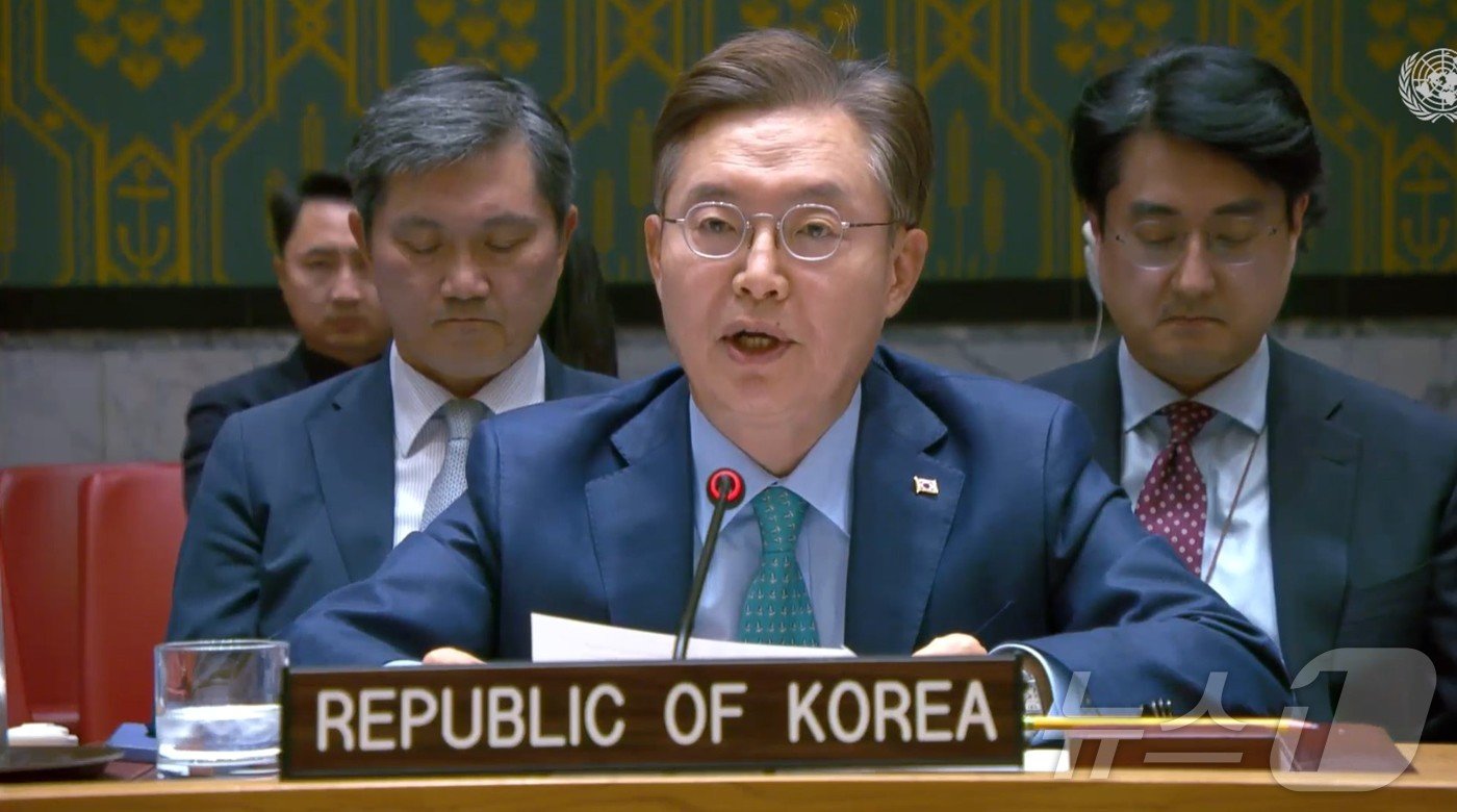 본문 이미지 - 황준국 주유엔 한국대사가 21일(현지시간) 미국 뉴욕 유엔본부에서 우크라이나 평화 및 안보 유지를 주제로 열린 안전보장이사회 공식 회의에서 발언하고 있다.<유엔TV 캡처>