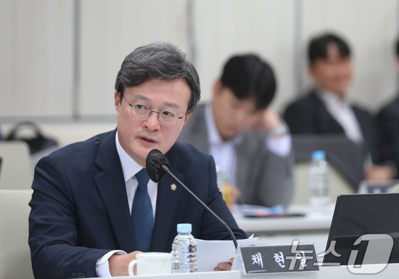 본문 이미지 - 22일 오전 광주시청에서 열린 국회 행정안전위원회 국정감사에서 채현일 더불어민주당 의원이 강기정 광주시장에 질의하고 있다. 2024.10.22/뉴스1 ⓒ News1 박지현 기자