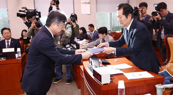 [국감]증인 선서문 제출하는 윤준 서울고법원장