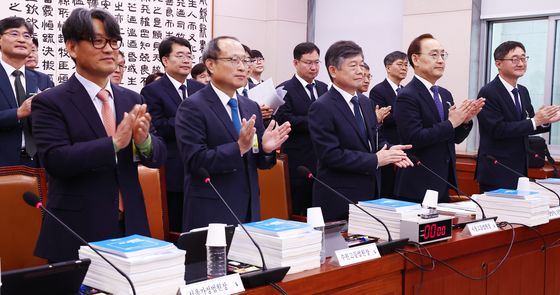 [국감]국회의장 방문에 손뼉 치는 법원장들