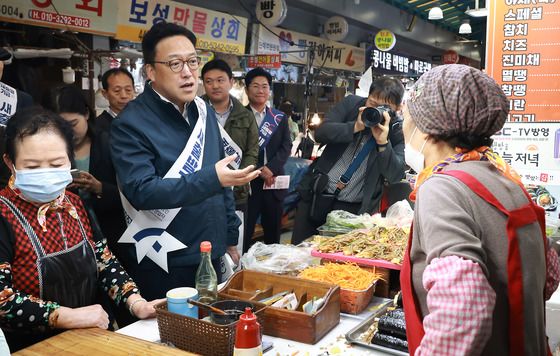 전통시장 방문한 김병환 "사정 어렵다니 마음이 무겁다"