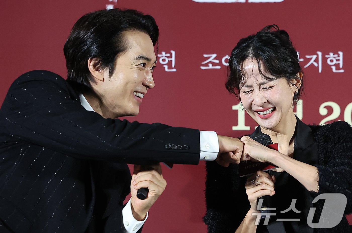 본문 이미지 - 배우 송승헌과 조여정(오른쪽)이 22일 서울 광진구 건대 롯데시네마에서 열린 영화 '히든페이스' 제작보고회에 참석해 환한 미소를 지으며 주먹을 맞대고 있다. 영화 ‘히든페이스’는 실종된 약혼녀 ‘수연’(조여정)의 행방을 쫓던 ‘성진’(송승헌) 앞에 ‘수연’ 후배 ‘미주’(박지현)가 나타나고, 사라진 줄 알았던 ‘수연’이 그들과 가장 가까운 비밀의 공간에 갇힌 채 벗겨진 민낯을 목격하며 벌어지는 색(色)다른 밀실 스릴러다. 오는 11월 20일 개봉. 2024.10.22/뉴스1 ⓒ News1 김진환 기자