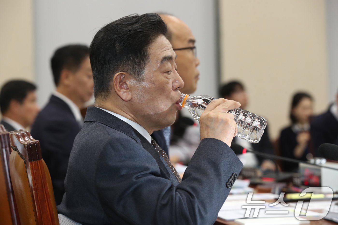 본문 이미지 - 김형석 독립기념관장이 22일 오전 서울 여의도 국회에서 열린 정무위원회의 국가보훈부, 둑립기념관 등에 대한 국정감사에 출석해 물을 마시고 있다. 2024.10.22/뉴스1 ⓒ News1 이광호 기자