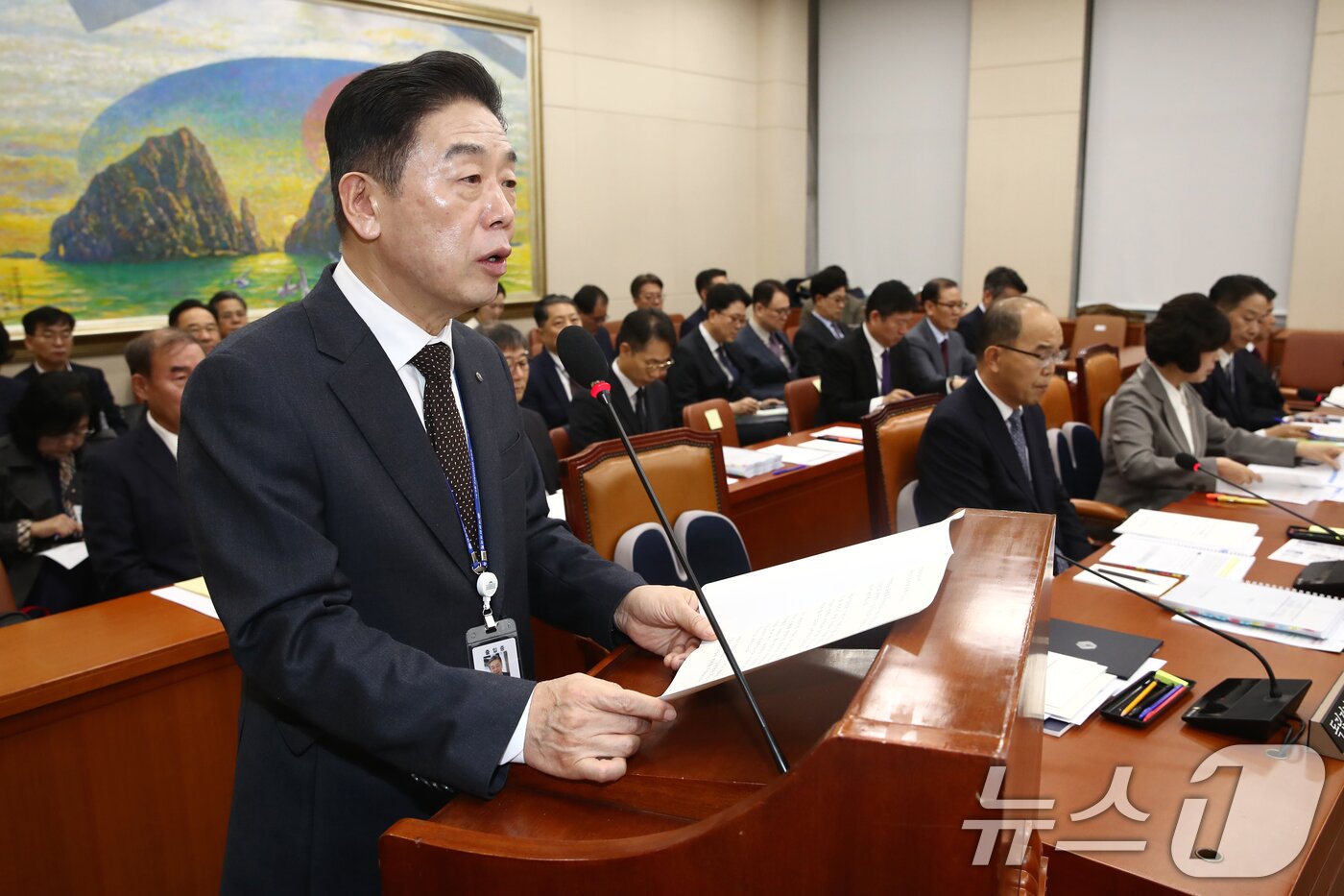 본문 이미지 - 김형석 독립기념관장이 22일 오전 서울 여의도 국회에서 열린 정무위원회의 국가보훈부, 둑립기념관 등에 대한 국정감사에 출석해 업무보고를 하고 있다. 2024.10.22/뉴스1 ⓒ News1 이광호 기자