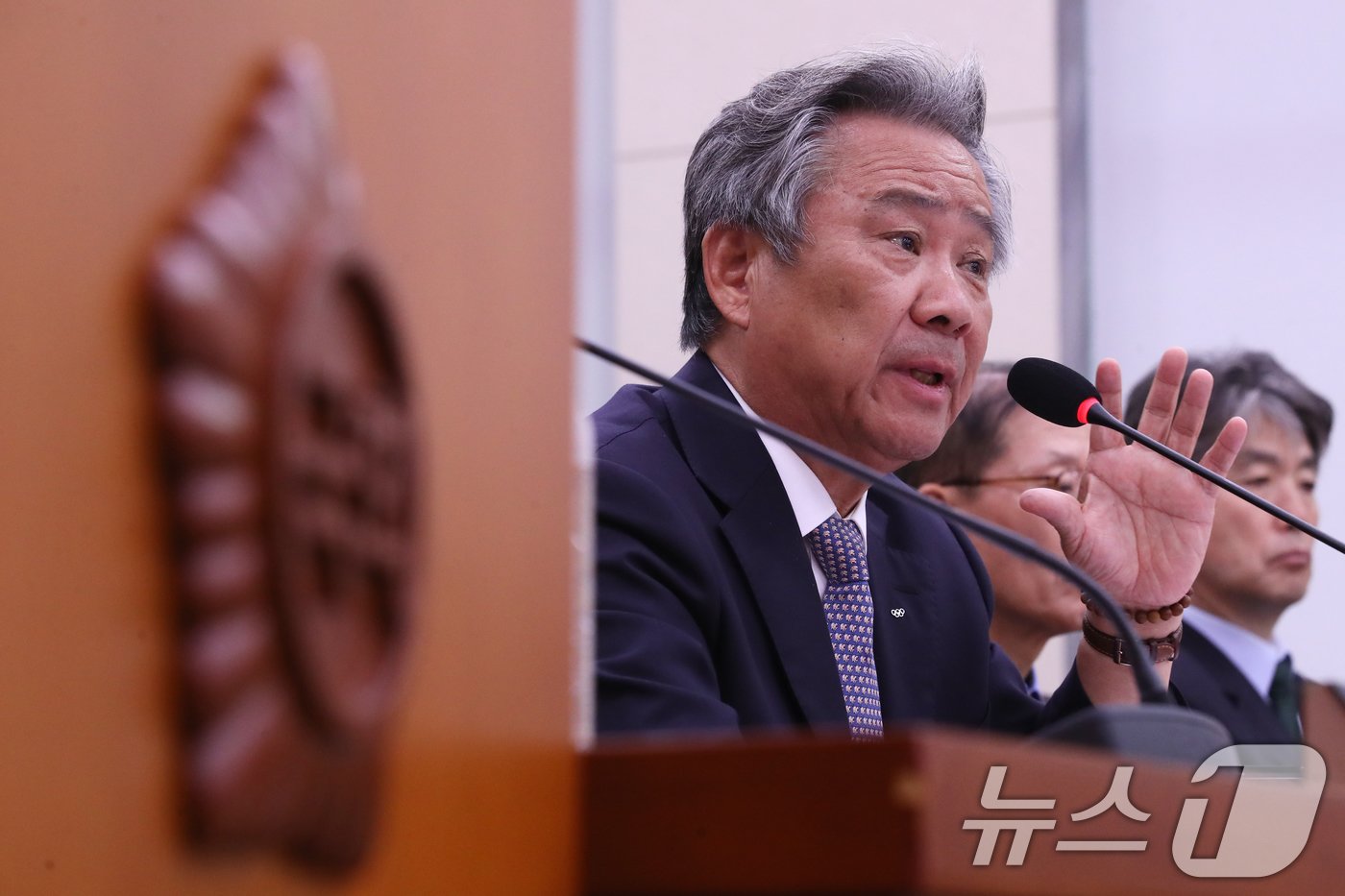 본문 이미지 - 이기흥 대한체육회장이 22일 오전 서울 여의도 국회에서 열린 문화체육관광위원회의 대한체육회와 서울올림픽기념국민체육진흥공단, 대한장애인체육회, 태권도진흥재단, 한국체육산업개발, 스포츠윤리센터에 대한 국정감사에서 의원 질의에 답하고 있다. 2024.10.22/뉴스1 ⓒ News1 이광호 기자