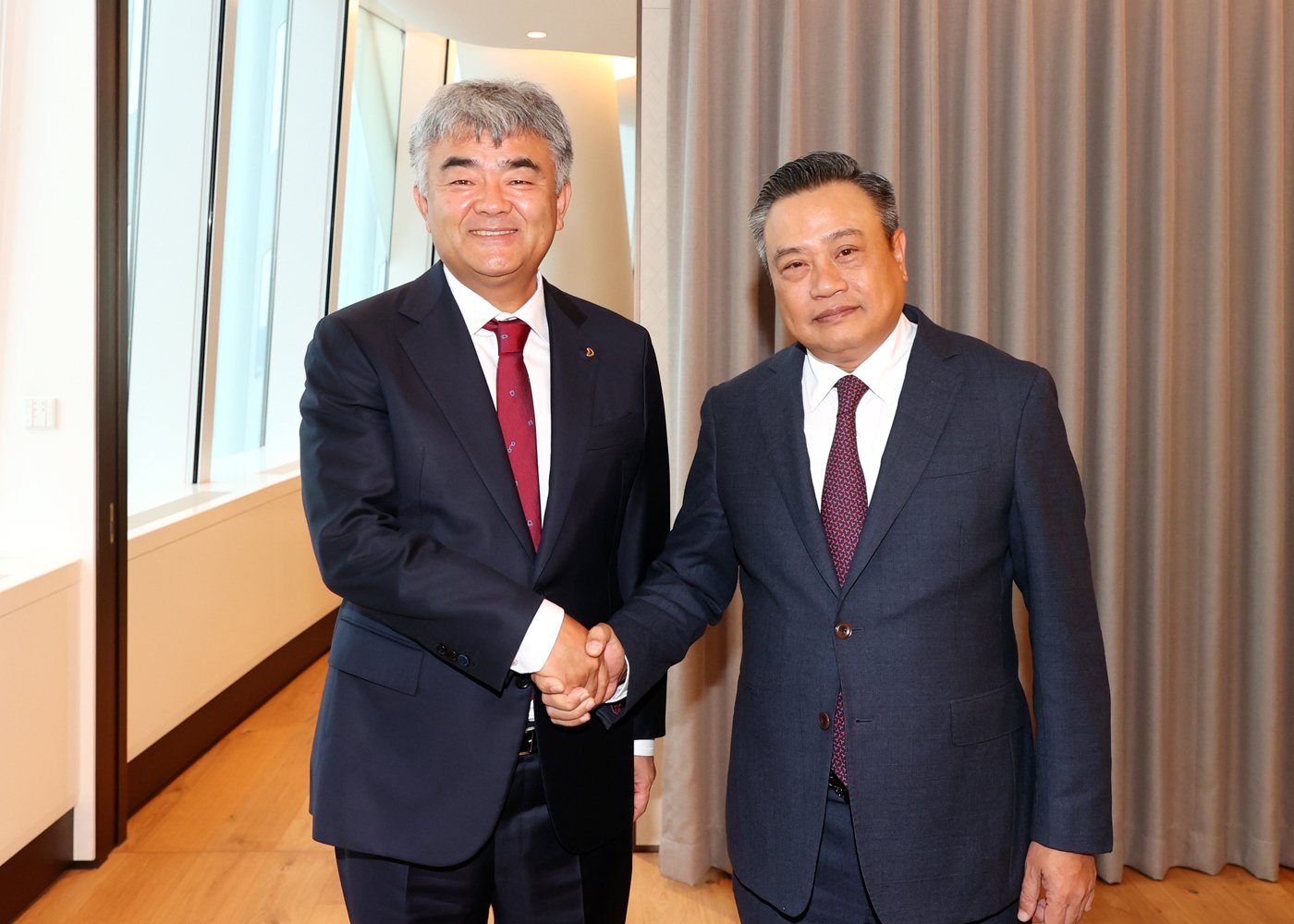 본문 이미지 - 21일 정원주 대우건설 회장(왼쪽)이 서울 소공동 롯데호텔에서 베트남 쩐 시 타잉 하노이 시장(오른쪽)을 예방해현지 사업 확대를 비롯한 다양한 협력방안을 논의했다.(대우건설 제공)
