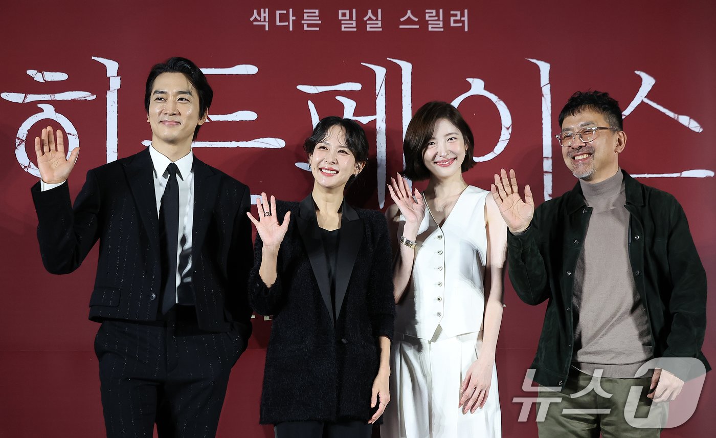 본문 이미지 - 배우 송승헌(왼쪽부터), 조여정, 박지현, 김대우 감독이 22일 서울 광진구 건대 롯데시네마에서 열린 영화 '히든페이스' 제작보고회에 참석해 포즈를 취하고 있다. 영화 ‘히든페이스’는 실종된 약혼녀 ‘수연’(조여정)의 행방을 쫓던 ‘성진’(송승헌) 앞에 ‘수연’ 후배 ‘미주’(박지현)가 나타나고, 사라진 줄 알았던 ‘수연’이 그들과 가장 가까운 비밀의 공간에 갇힌 채 벗겨진 민낯을 목격하며 벌어지는 색(色)다른 밀실 스릴러다. 오는 11월 20일 개봉. 2024.10.22/뉴스1 ⓒ News1 김진환 기자