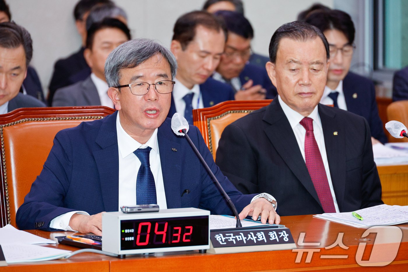 정기환 한국마사회 회장이 22일 오전 서울 여의도 국회 농림축산식품해양수산위원회에서 열린 한국농수산식품유통공사·한국농어촌공사·한국마사회 등 국정감사에 출석해 의원 질의에 답하고 있다. 2024.10.22/뉴스1 ⓒ News1 안은나 기자