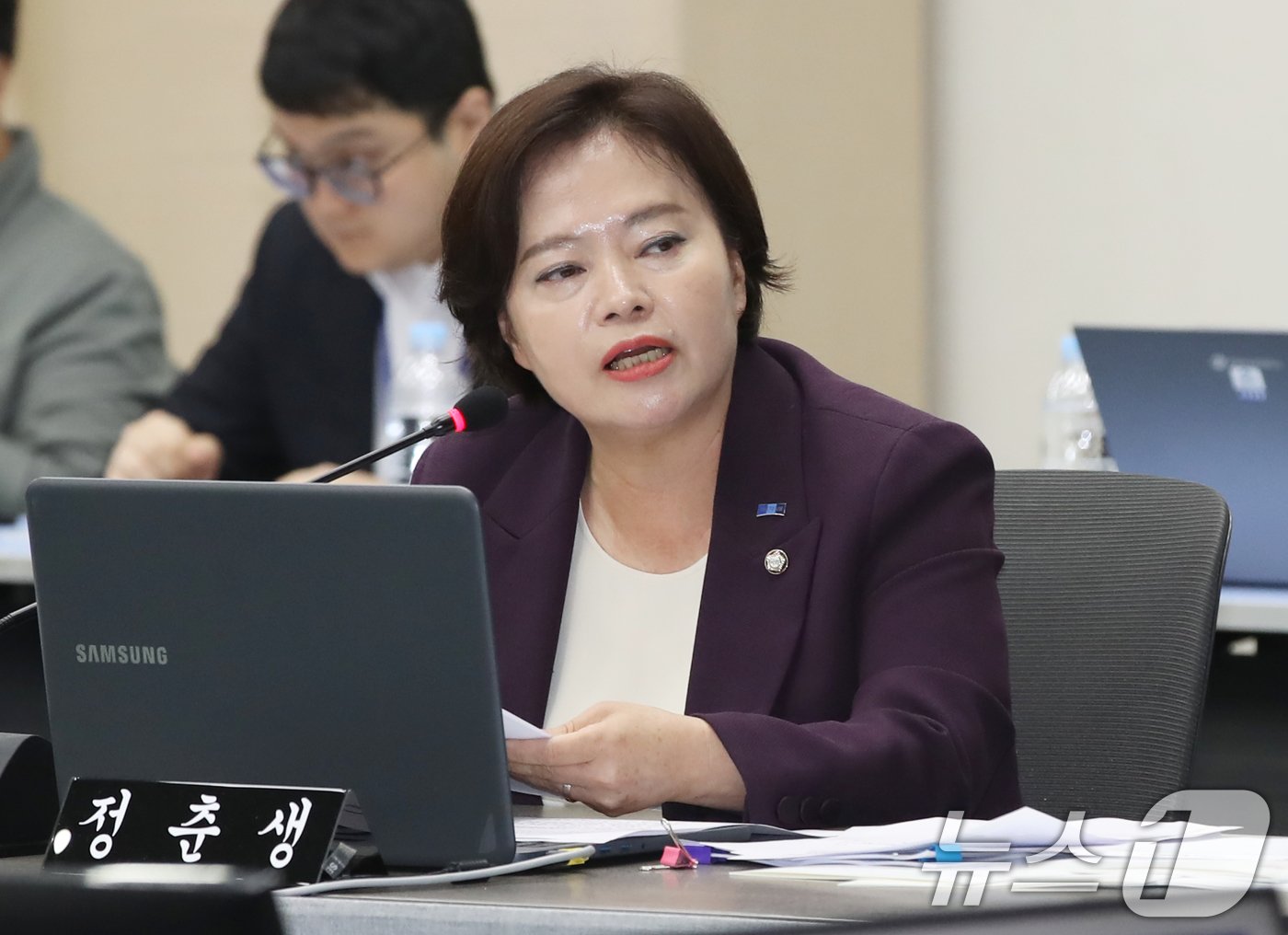 본문 이미지 - 정춘생 조국혁신당 의원이 22일 부산 연제구 부산시청에서 열린 국회 행정안전위원회의 부산시에 대한 국정감사에서 질의하고 있다. 2024.10.22/뉴스1 ⓒ News1 윤일지 기자