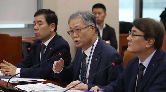 [국감]답변하는 안종주 이사장