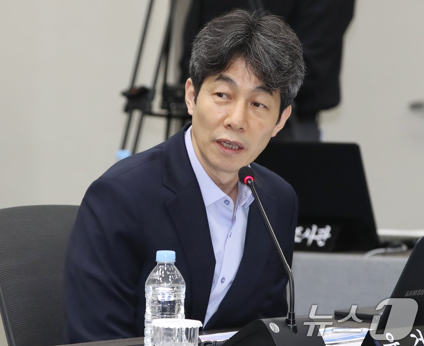 본문 이미지 - 윤건영 더불어민주당 의원이 22일 부산 연제구 부산시청에서 열린 국회 행정안전위원회의 부산시에 대한 국정감사에서 질의하고 있다. 2024.10.22/뉴스1 ⓒ News1 윤일지 기자