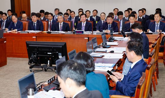 "납품사와 해외여행가서 인증샷까지"…공영홈쇼핑 기강해이 '질타'