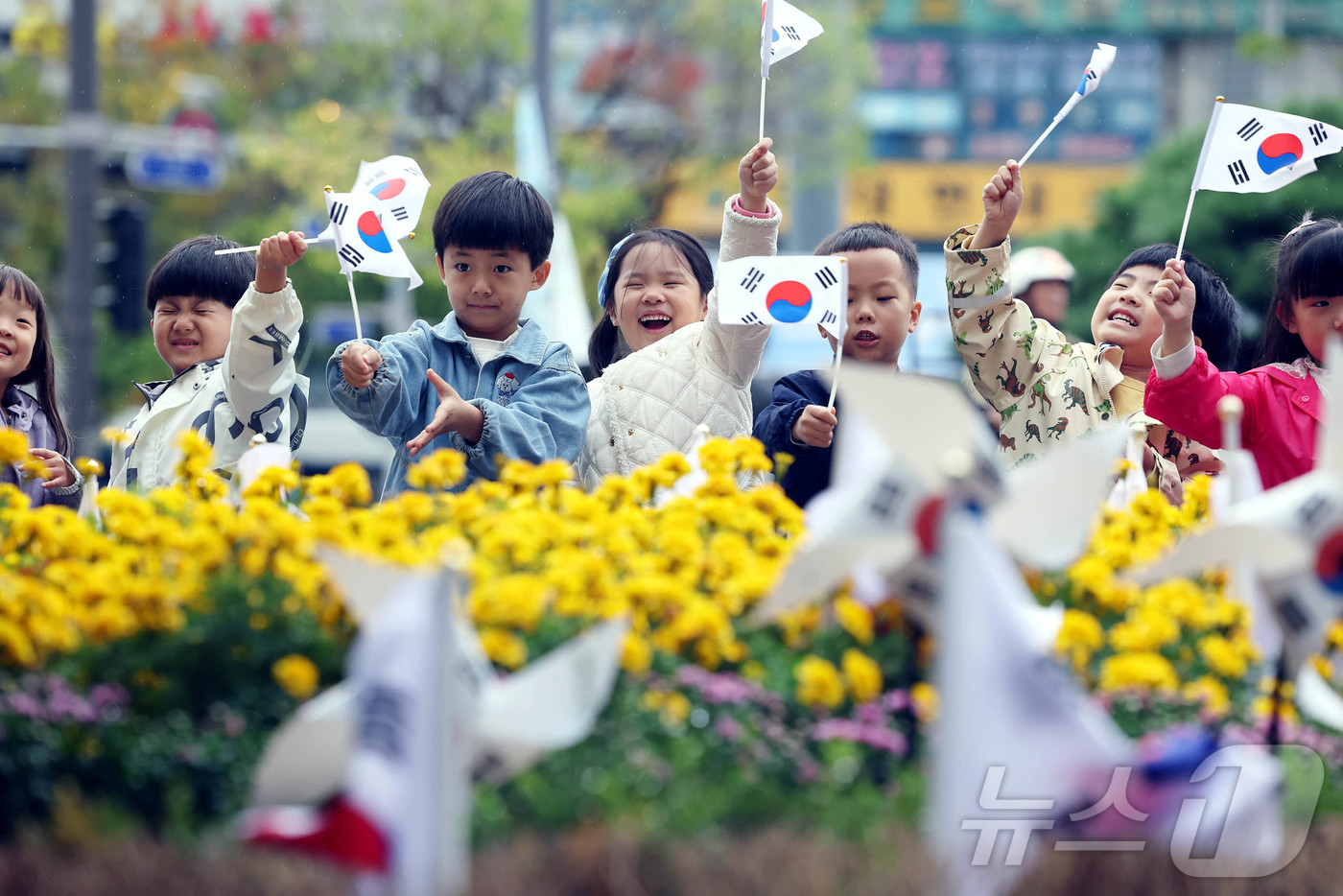 (광주=뉴스1) 박지현 기자 = 독도의 날을 사흘 앞둔 22일 광주 북구청 직장어린이집 아이들이 손태극기를 흔들며 건널목을 건너고 있다. 북구는 독도가 갖는 역사적 의미를 아이들에 …