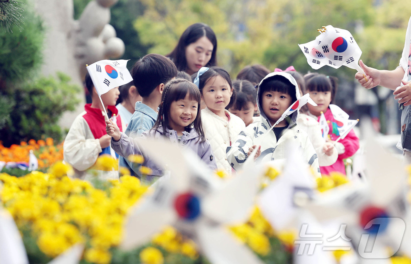 (광주=뉴스1) 박지현 기자 = 독도의 날을 사흘 앞둔 22일 광주 북구청 직장어린이집 아이들이 손태극기를 흔들며 건널목을 건너고 있다. 북구는 독도가 갖는 역사적 의미를 아이들에 …