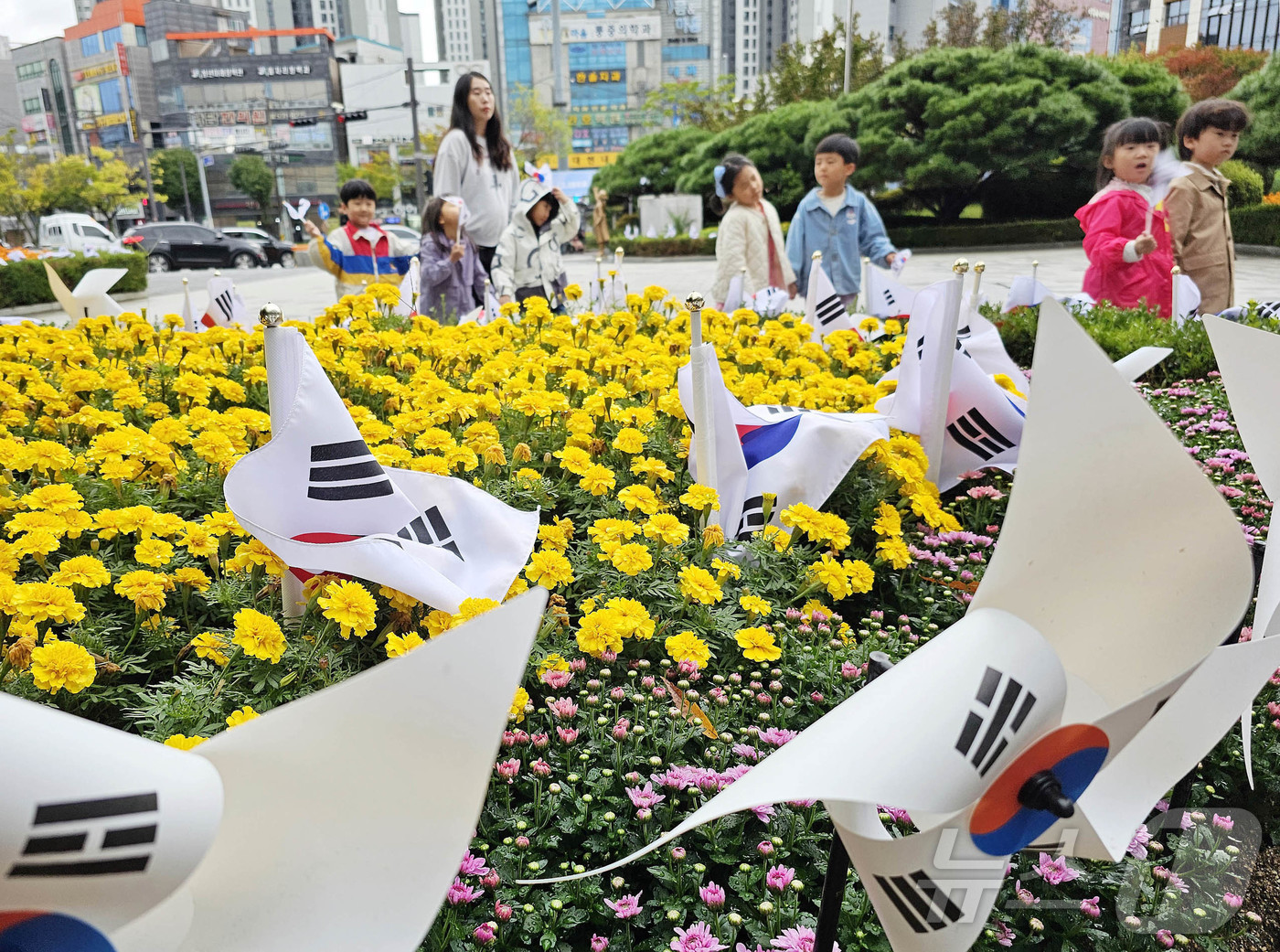 (광주=뉴스1) 박지현 기자 = 독도의 날을 사흘 앞둔 22일 광주 북구청 직장어린이집 아이들이 손태극기를 흔들며 건널목을 건너고 있다. 북구는 독도가 갖는 역사적 의미를 아이들에 …