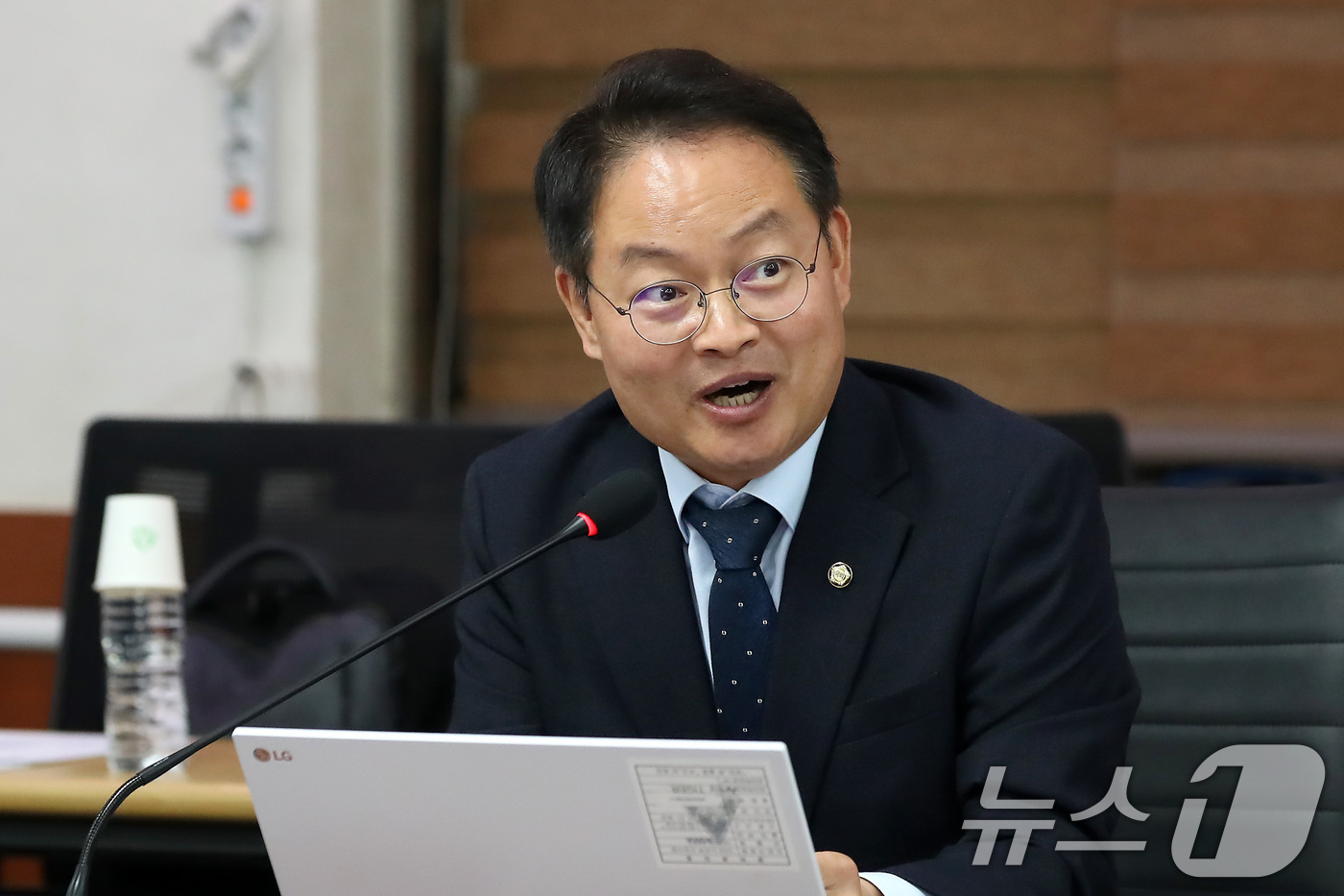 (대구=뉴스1) 공정식 기자 = 허영 더불어민주당 의원(강원 춘천시철원군화천군양구군갑)이 22일 오전 육군 제2작전사령부에서 열린 2024년도 국회 국방위원회의 국정감사에서 질의하 …