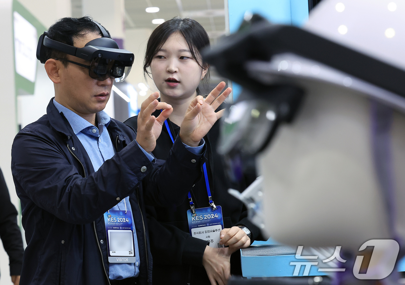 (서울=뉴스1) 박정호 기자 = 22일 서울 강남구 삼성동 코엑스에서 열린 KES 2024(한국전자전)를 찾은 관람객이 피앤씨솔루션 부스에서 국산 AR글래스를 쓰고 XR 토탈 솔루 …