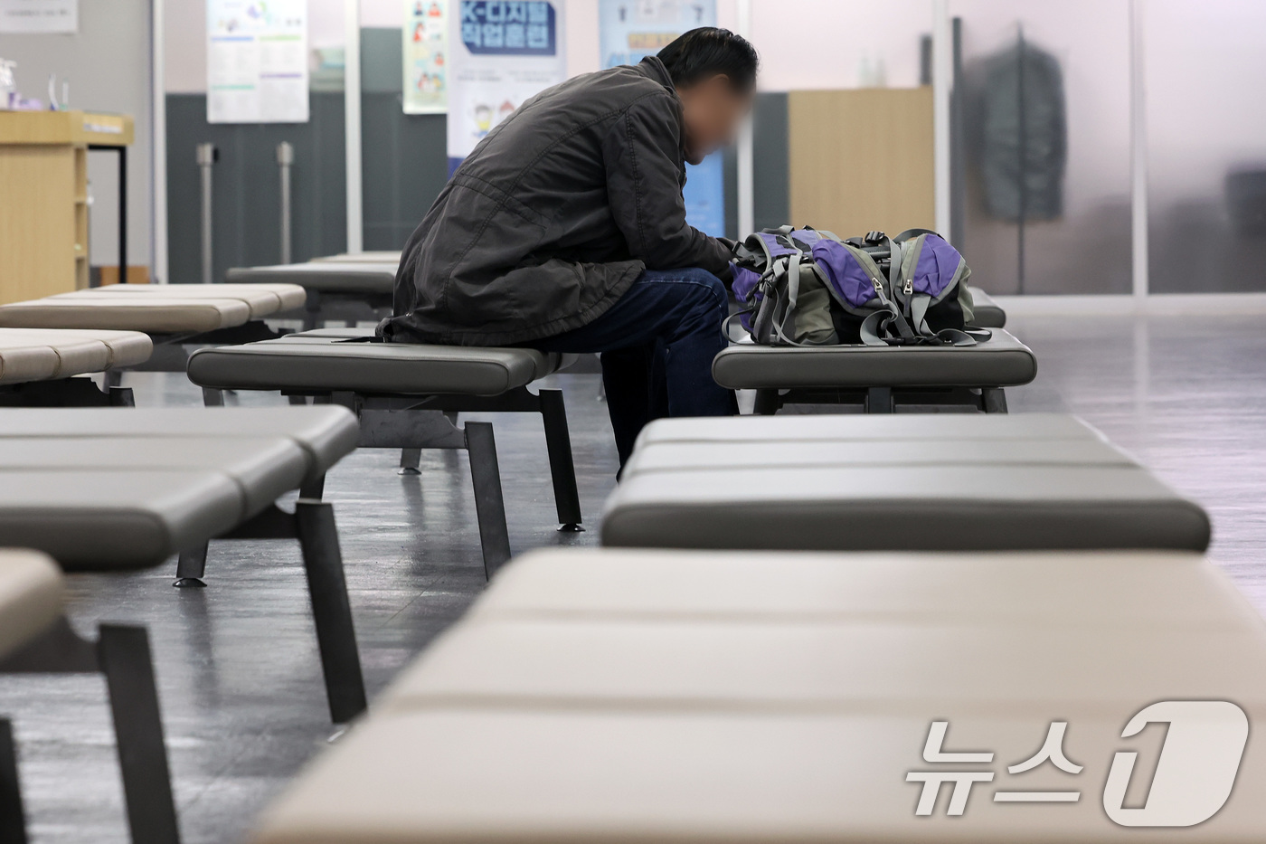 (서울=뉴스1) 이동해 기자 = 60세 이상 취업자 비중이 역대 최고를 기록한 22일 서울 마포구 서울서부고용복지플러스센터를 찾은 고령층 구직자가 일자리정보를 살펴보고 있다.이날 …