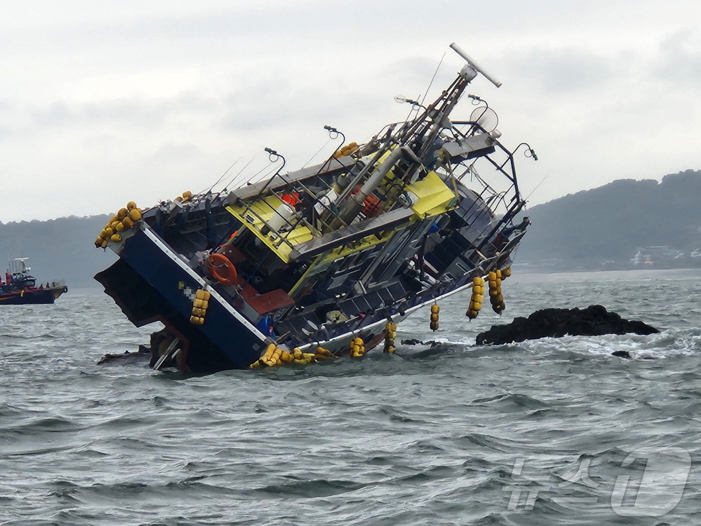 본문 이미지 - 좌초된 낚시 어선.&#40;인천해경서 제공&#41;2024.10.22/뉴스1