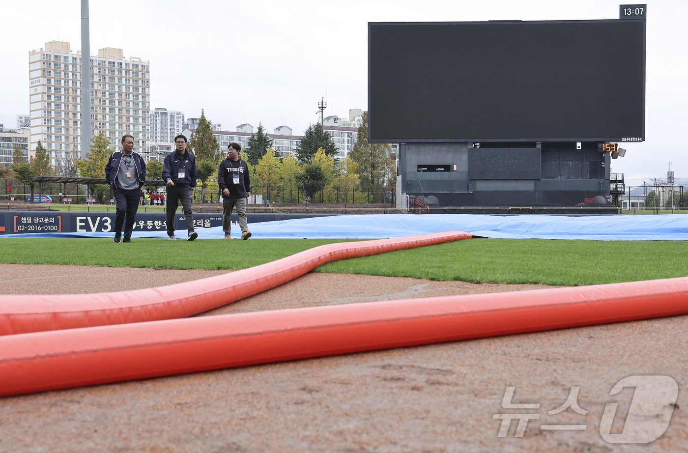 김시진 KBO 경기감독관이 22일 오후 프로야구 &#39;2024 신한 SOL 뱅크 KBO 포스트시즌&#39; 한국시리즈 1차전 서스펜디드게임과 2차전이 열리는 광주 북구 기아챔피언스필드를 살펴보고 있다. 2024.10.22/뉴스1 ⓒ News1 김도우 기자