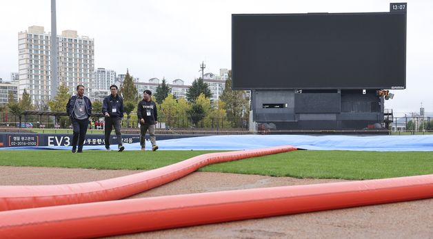 구장 살펴보는 김시진 KBO 경기감독관