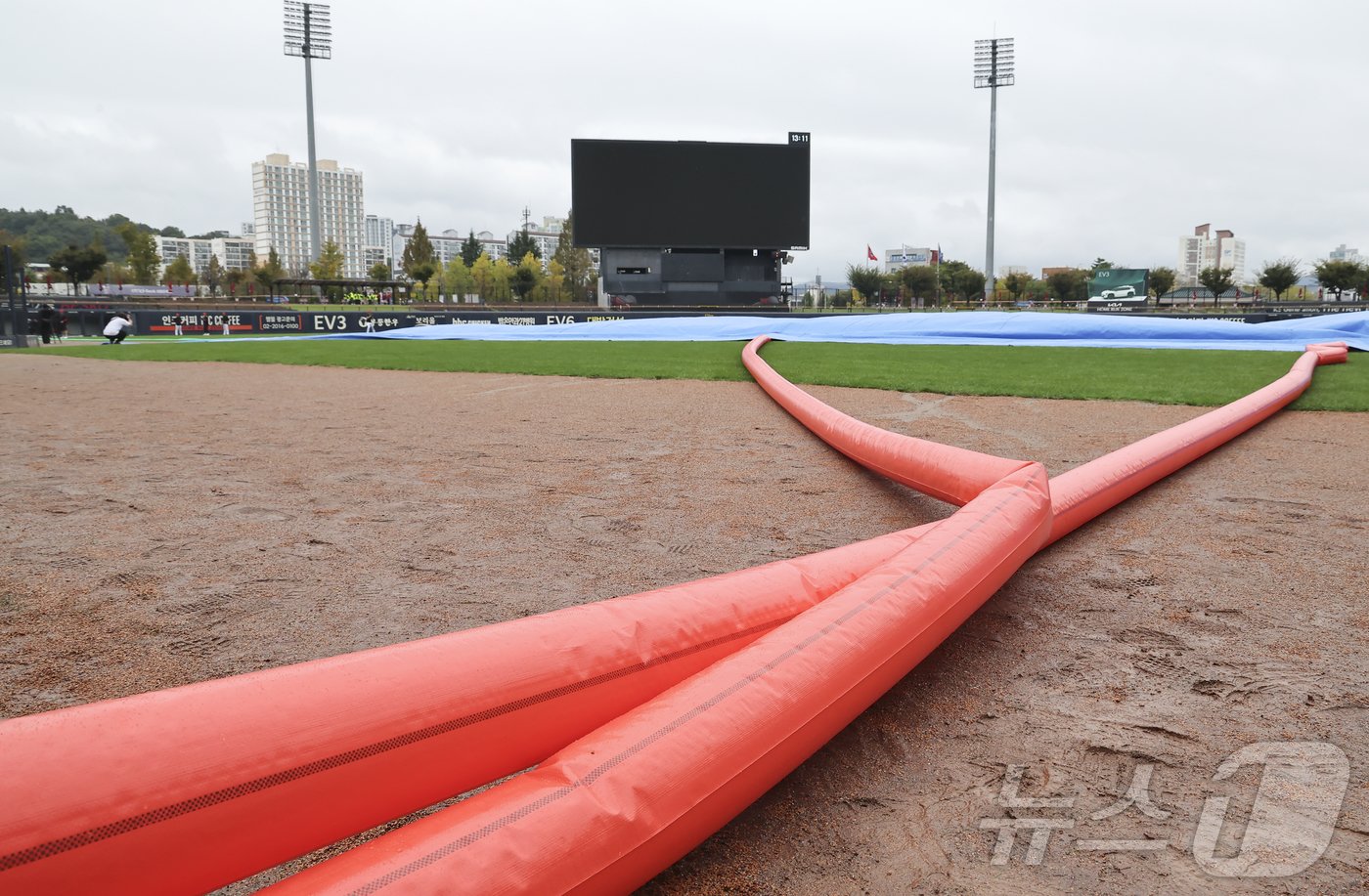 22일 오후 프로야구 &#39;2024 신한 SOL 뱅크 KBO 포스트시즌&#39; 한국시리즈 1차전 서스펜디드게임과 2차전이 열리는 광주 북구 기아챔피언스필드에 방수포가 덮혀 있다. 2024.10.22/뉴스1 ⓒ News1 김도우 기자