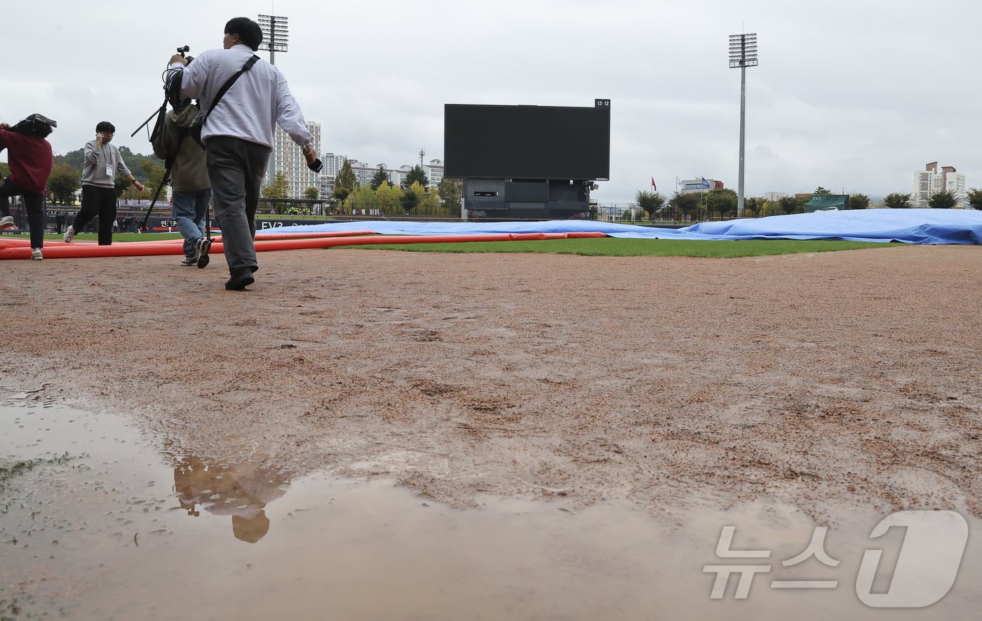 22일 오후 프로야구 &#39;2024 신한 SOL 뱅크 KBO 포스트시즌&#39; 한국시리즈 1차전 서스펜디드게임과 2차전이 열리는 광주 북구 기아챔피언스필드에 물이 고여있다. 2024.10.22/뉴스1 ⓒ News1 김도우 기자