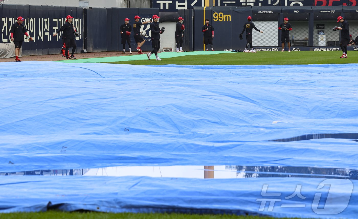 본문 이미지 - 22일 오후 프로야구 '2024 신한 SOL 뱅크 KBO 포스트시즌' 한국시리즈 1차전 서스펜디드게임과 2차전이 열리는 광주 북구 기아챔피언스필드에 방수포가 덮혀 있다. 2024.10.22/뉴스1 ⓒ News1 김도우 기자