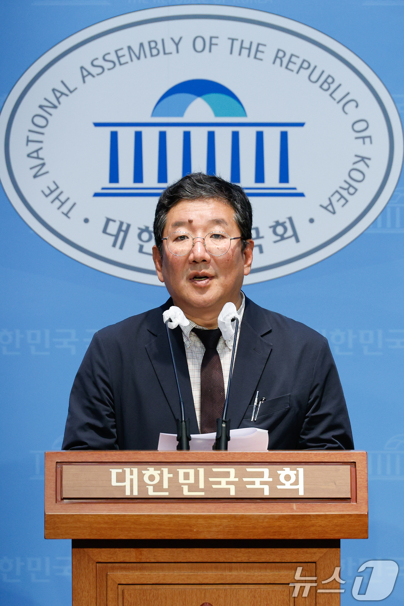 (서울=뉴스1) 안은나 기자 = 임응수 변호사가 22일 오후 서울 여의도 국회 소통관에서 방송통신심의위원회 민원인 불법사찰 관련 봉지욱 기자·방심위 전산담당자 고발 기자회견을 하고 …