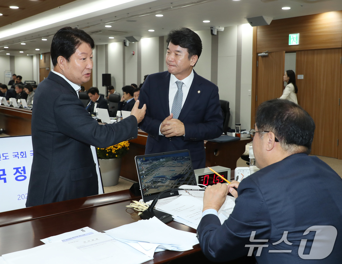 (인천공항=뉴스1) 공항사진기자단 = 22일 인천 중구 인천국제공항공사에서 열린 국회 국토교통위원회 국정감사 중 자료 제출 문제로 권영진 여당 간사과 문석진 야당 간사가 맹성규 위 …