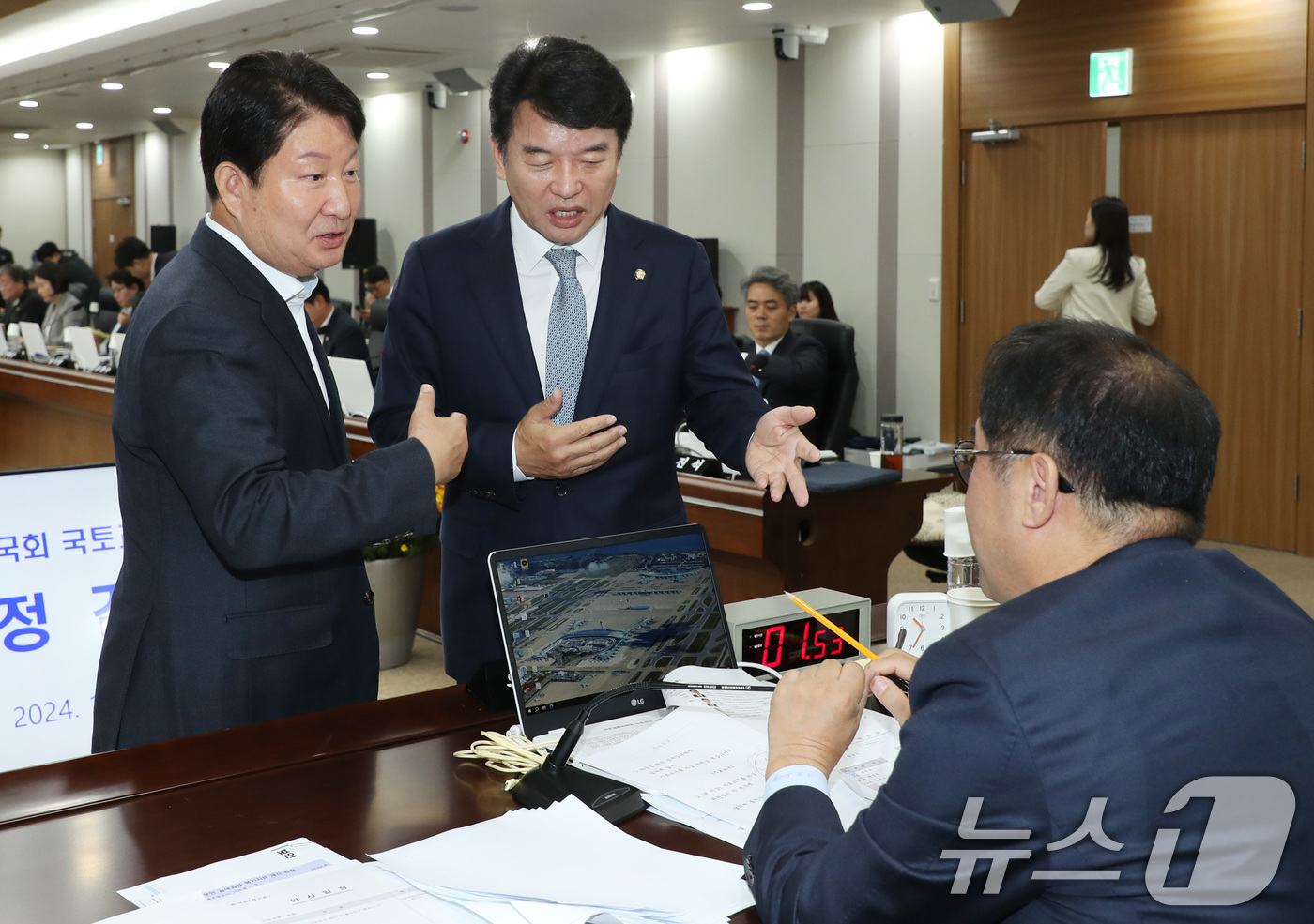 (인천공항=뉴스1) 공항사진기자단 = 22일 인천 중구 인천국제공항공사에서 열린 국회 국토교통위원회 국정감사 중 자료 제출 문제로 권영진 여당 간사과 문석진 야당 간사가 맹성규 위 …